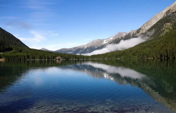 산으로 둘러싸인 호수의 — 스톡 사진