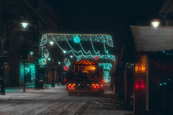 Náklaďák Jede Večer Vánočně Osvětlené Ulici Polském Lodži — Stock fotografie