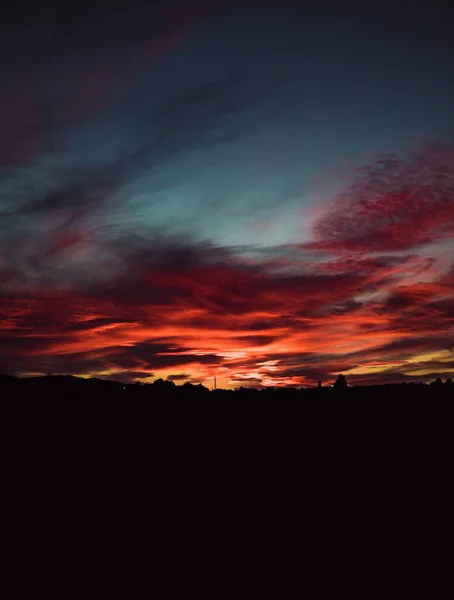 Eine Schöne Vertikale Aufnahme Eines Roten Sonnenuntergangs Mit Bewölktem Himmel — Stockfoto