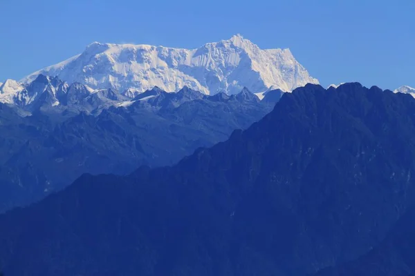 Μια Όμορφη Λήψη Των Βουνών Του Μπουτάν Ενάντια Έναν Γαλάζιο — Φωτογραφία Αρχείου