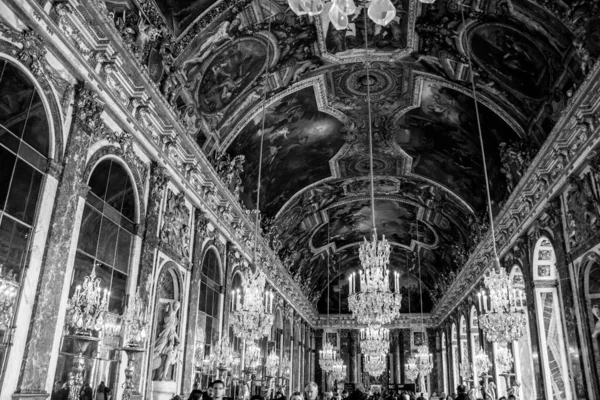 Gråskala Lyxiga Palace Versailles Interiör Med Väggprydnader Och Ljuskronor — Stockfoto
