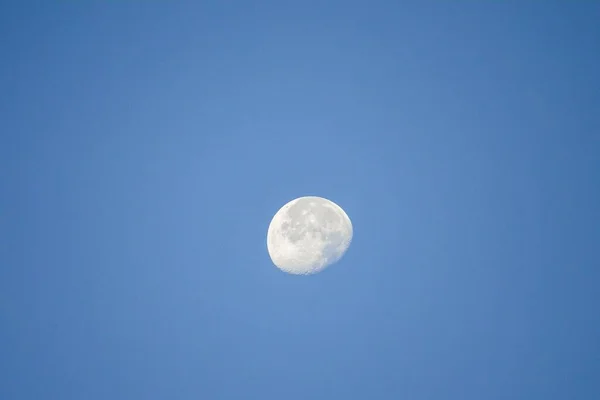 Uma Lua Minguante Contra Céu Azul — Fotografia de Stock