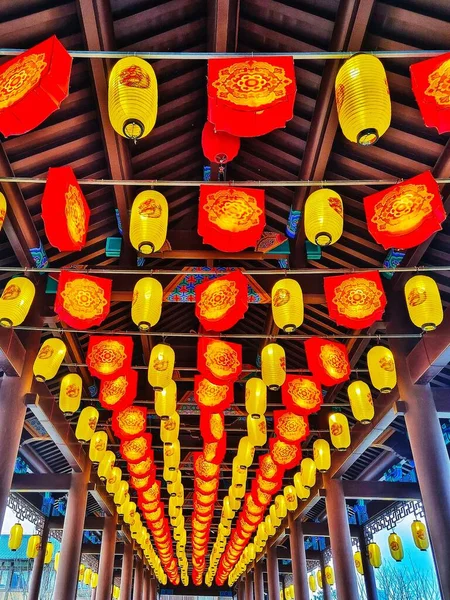 Eine Vertikale Aufnahme Schöner Chinesischer Lampen Die Von Der Decke — Stockfoto