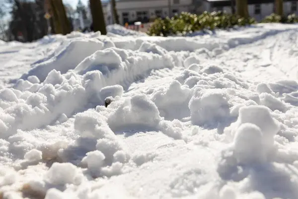 Eine Nahaufnahme Von Neuschnee Einem Hausgarten — Stockfoto