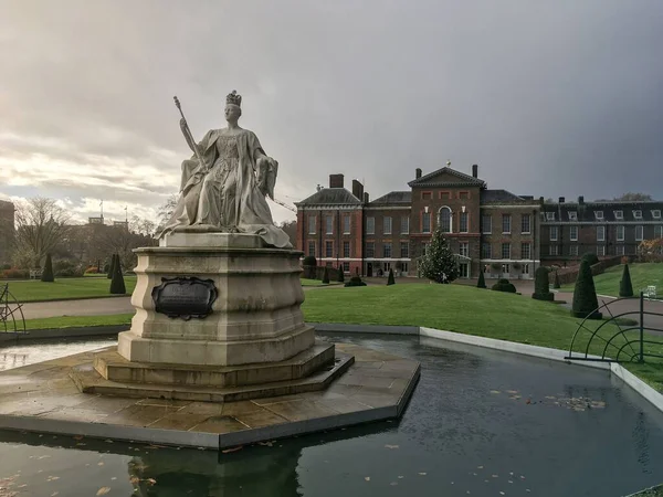 Primer Plano Una Estatua Reina Victoria Frente Palacio Kensington — Foto de Stock