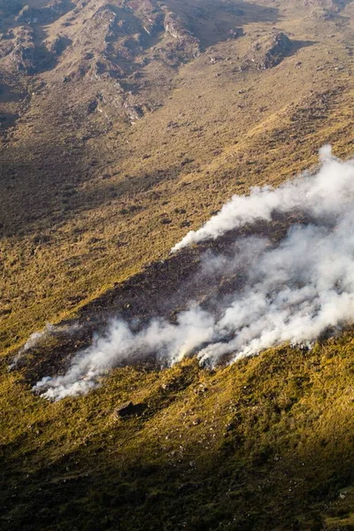 Een Verticaal Schot Van Grote Pluimen Van Het Vuur Rook — Stockfoto