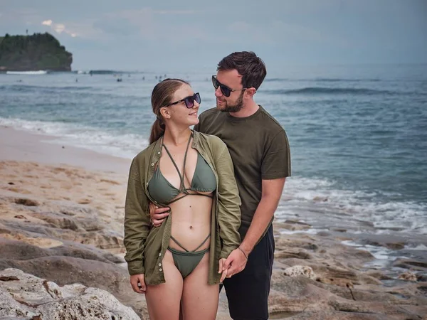 Ett Kärleksfullt Par Poserar Vid Sandstranden Med Det Blå Havet — Stockfoto