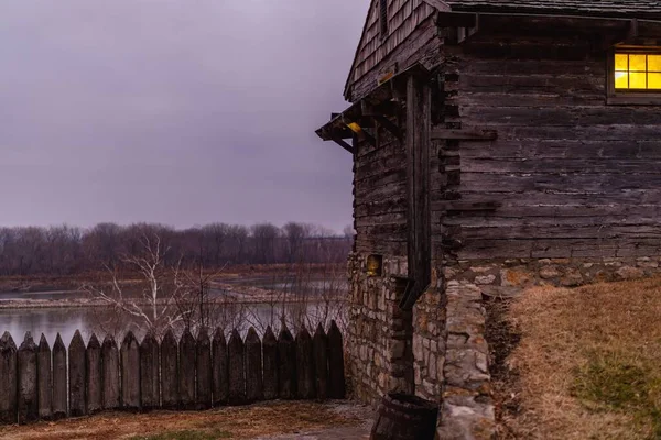 オサゲ砦のミズーリ川近くの木造小屋の外観 — ストック写真