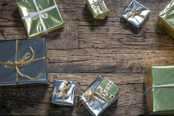 Hoge Hoek Uitzicht Kerst Presenteert Verpakt Met Zilver Goud Papieren — Stockfoto