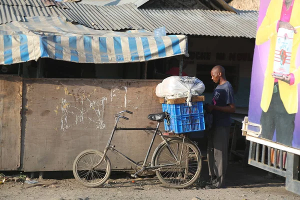Чоловік Збирає Ящик Велосипеда Укунді Кенія — стокове фото