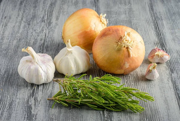 Closeup Onions Garlic Together Rosemary Leaves Wooden Surface — Stock Photo, Image