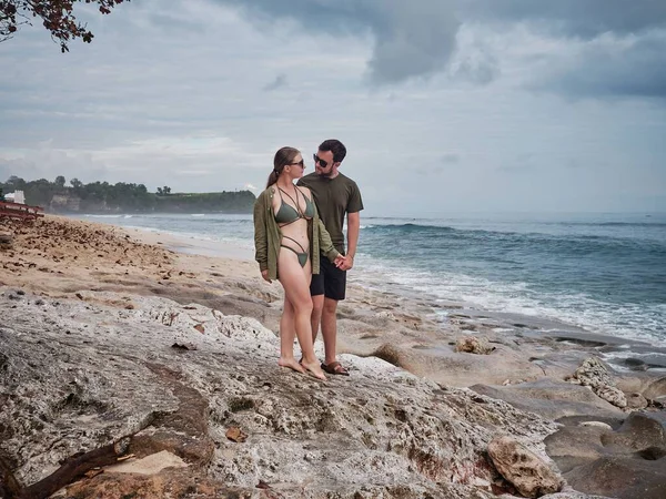 Ein Verliebtes Paar Posiert Sandstrand Mit Dem Blauen Meer Und — Stockfoto