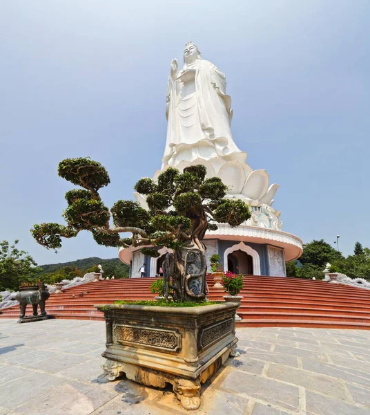 Pionowe Ujęcie Świątyni Wietnamie Pod Jasnym Niebem — Zdjęcie stockowe