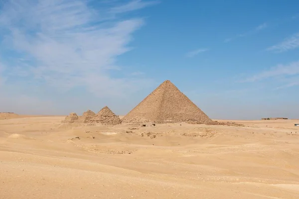 Αρχαίες Αιγυπτιακές Πυραμίδες Ενάντια Ένα Μπλε Συννεφιασμένο Ουρανό Μια Ηλιόλουστη — Φωτογραφία Αρχείου