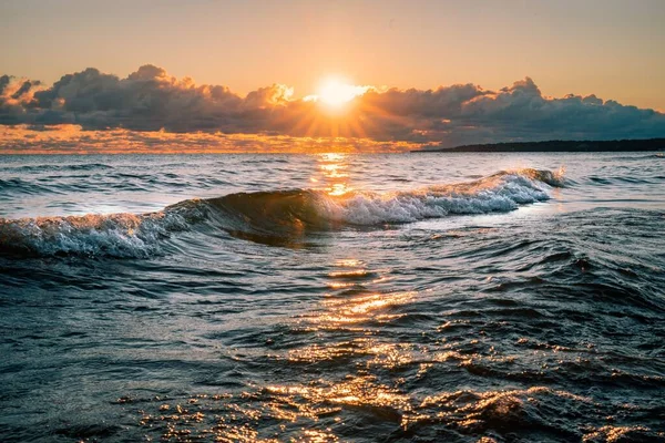 Krásný Výhled Mořské Vlny Pozadí Oblohy Při Západu Slunce — Stock fotografie