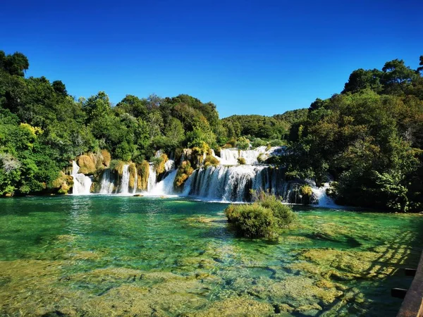 クルカ国立公園の緑の植生に囲まれた美しい滝 クロアチアのダルマチア — ストック写真
