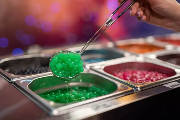 Närbild Hand Scoop Grön Kaviar Mat Från Visade Stolpar Till — Stockfoto