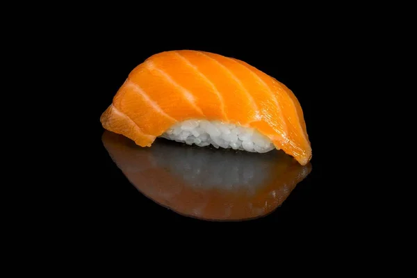黒を基調とした鮭寿司 — ストック写真
