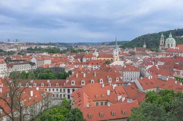 Tiro Aéreo Cidade Praga Com Telhados Vermelhos Sob Céu Sombrio — Fotografia de Stock