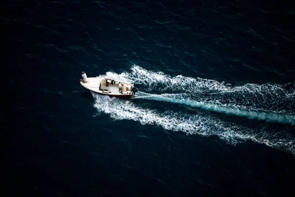 海を航行するボートの空中写真 — ストック写真