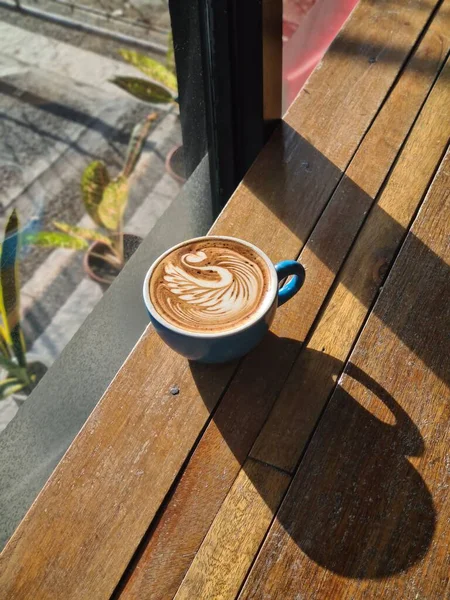 Ahşap Bir Masanın Üzerindeki Latte Sanatının Yakın Çekimi — Stok fotoğraf