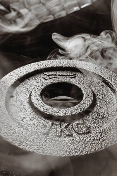 Eine Vertikale Aufnahme Einer Schweren Metallplatte Mit Rauch Vordergrund — Stockfoto