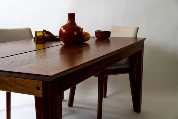 Ett Vackert Matbord Trä Med Eleganta Tallrikar Toppen Omgivet Stolar — Stockfoto