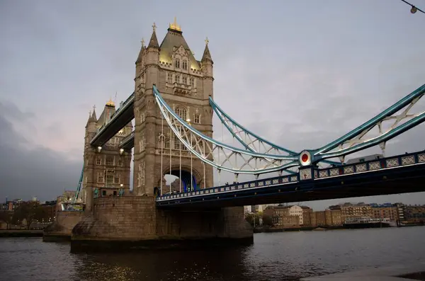 Eine Seitenansicht Der Berühmten Tower Bridge Über Die Themse Abend — Stockfoto
