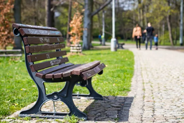 ストロモフカ王立公園のベンチで プラハの背景がぼやけて歩く家族 — ストック写真