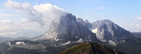 Panoráma Felvétel Európai Alpok Havas Sziklás Csúcsok Zöld Lejtőn Felhős — Stock Fotó