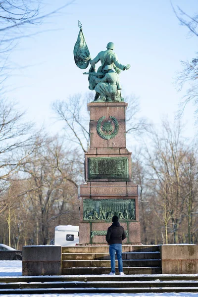 Człowiek Stojący Pobliżu Sowieckiego Pomnika Zwycięstwa — Zdjęcie stockowe