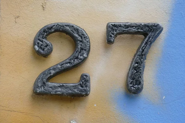 Знімок Знака Числа Двадцятьма Сімома Написами Яскраво Розмальованій Стіні Будинку — стокове фото