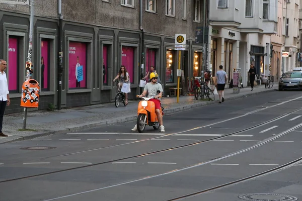 Ein Mann Auf Einem Orangefarbenen Motorroller Auf Der Straße Berlin — Stockfoto