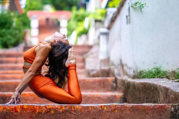 Ung Brunett Kvinna Orange Sportkläder Gör Yoga Båge Pose — Stockfoto