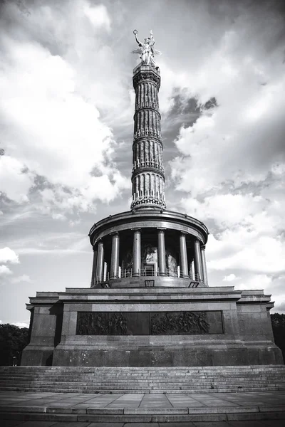 Svislý Snímek Památníku Sloupce Vítězství Berlíně Proti Zatažené Obloze — Stock fotografie