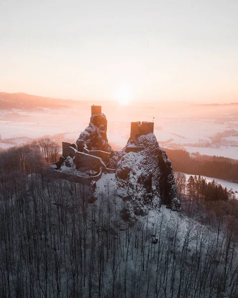 Tiro Vertical Das Ruínas Castelo Trosky Czechia Inverno — Fotografia de Stock