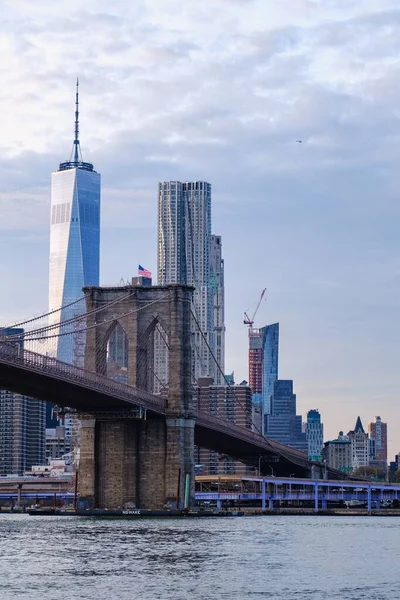 以摩天大楼为背景的布鲁克林大桥的垂直截图 — 图库照片