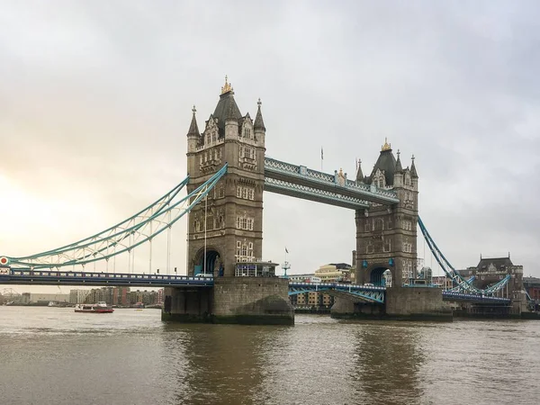 Eine Malerische Ansicht Einer Turmbrücke Auf Einem Grauen Himmelshintergrund — Stockfoto