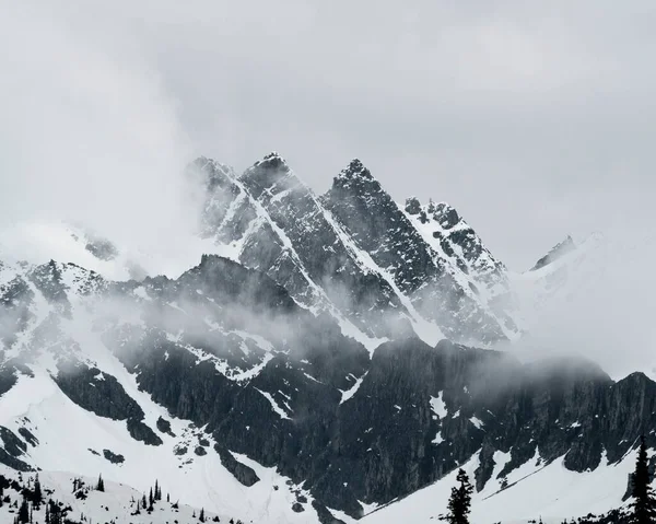 Een Prachtig Uitzicht Een Besneeuwde Berg Met Een Bewolkte Lucht — Stockfoto