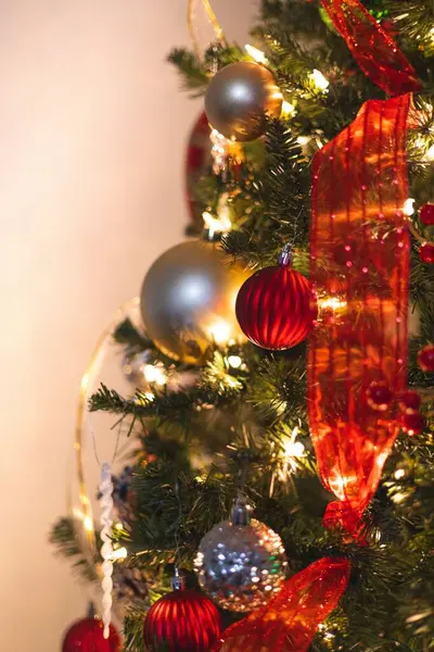 Close Vertical Uma Árvore Natal Decorada Com Uma Parede Bege — Fotografia de Stock