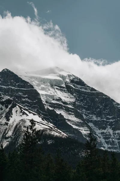 Bulutlu Bir Arka Planı Olan Karlı Bir Dağın Güzel Manzarası — Stok fotoğraf