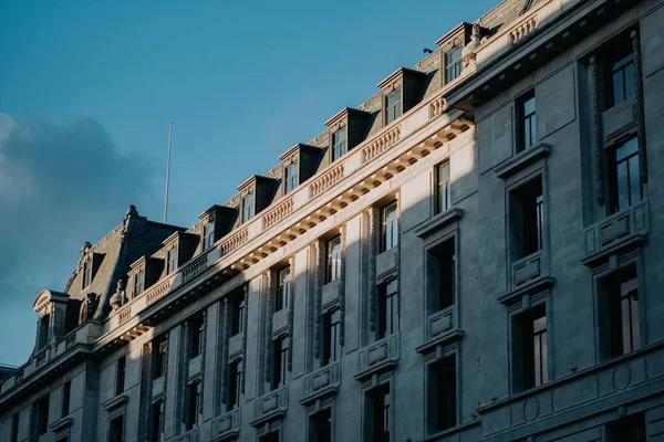 イギリス ロンドンの日没時の建物のファサード — ストック写真