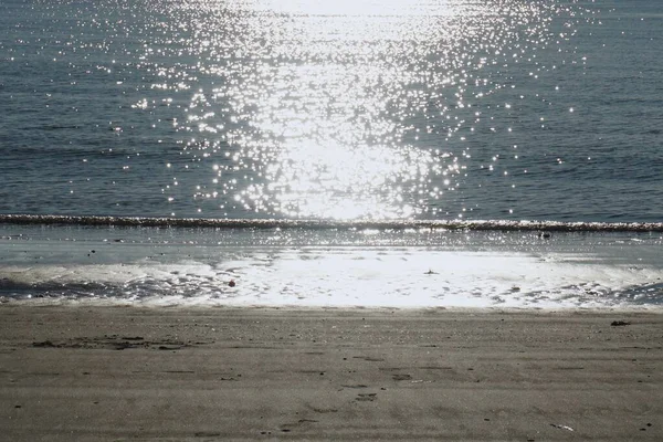 Όμορφη Γαλάζια Θάλασσα Λαμπερά Κύματα — Φωτογραφία Αρχείου