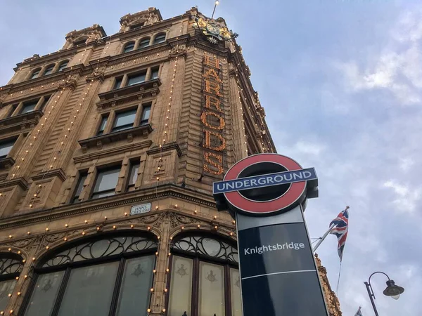 Niski Kąt Widzenia Symbol Metra Obok Budynku Londynie Ulicy Wielka — Zdjęcie stockowe