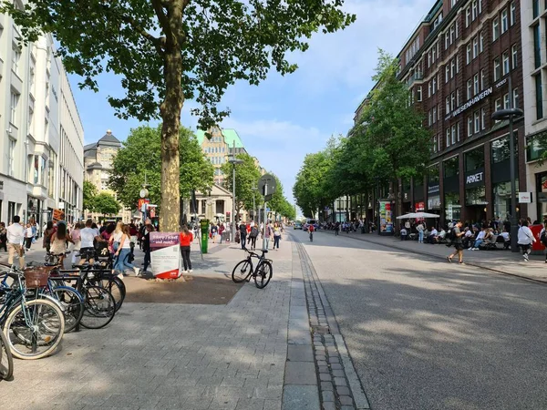 Ulica Handlowa Hamburgu Ludźmi Spacerującymi Słoneczny Dzień — Zdjęcie stockowe