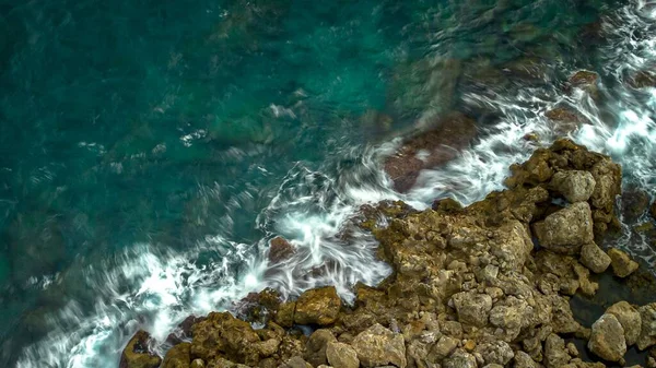 Okyanustaki Yosunlu Kayaların Havadan Görünüşü — Stok fotoğraf