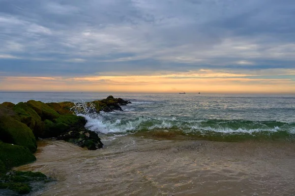 Живописный Вид Океанских Волн Ударяющихся Скалы Сэнди Хук Штат Нью — стоковое фото