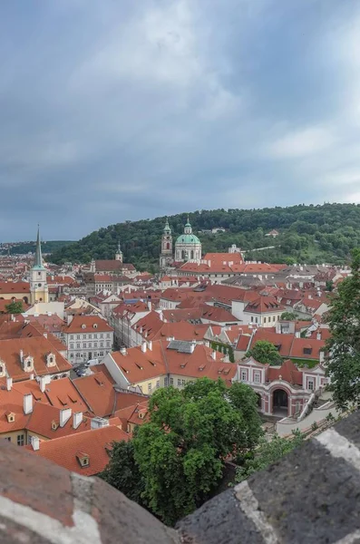 Вертикальный Снимок Города Праги Красной Крышей Окружении Исторических Зданий — стоковое фото