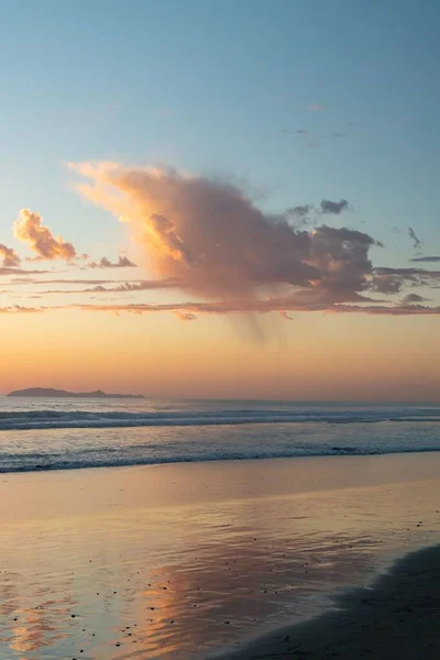 해변에서 반사되는 거무스름 하늘에 구름의 — 스톡 사진