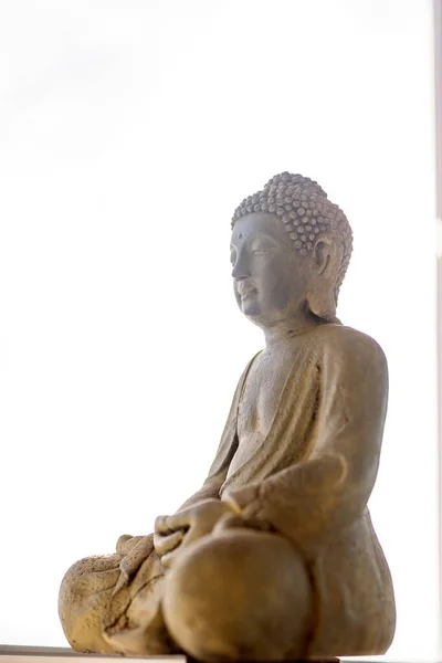 Κοντινό Πλάνο Του Γλυπτού Buddha Ενάντια Στη Θάλασσα Και Τον — Φωτογραφία Αρχείου